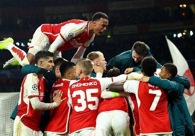 包含曼城-取得胜利，继续稳坐英超榜首的词条