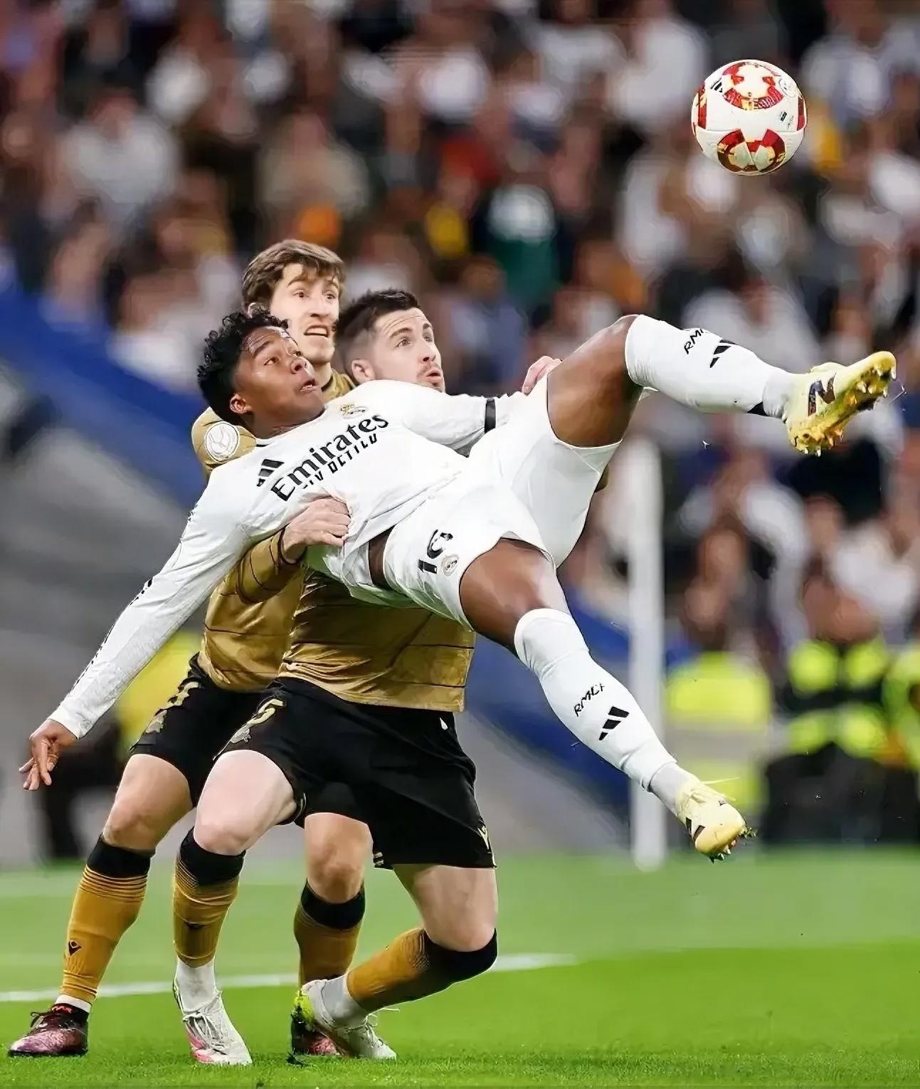 曼城再度击败皇马，轻松晋级半决赛