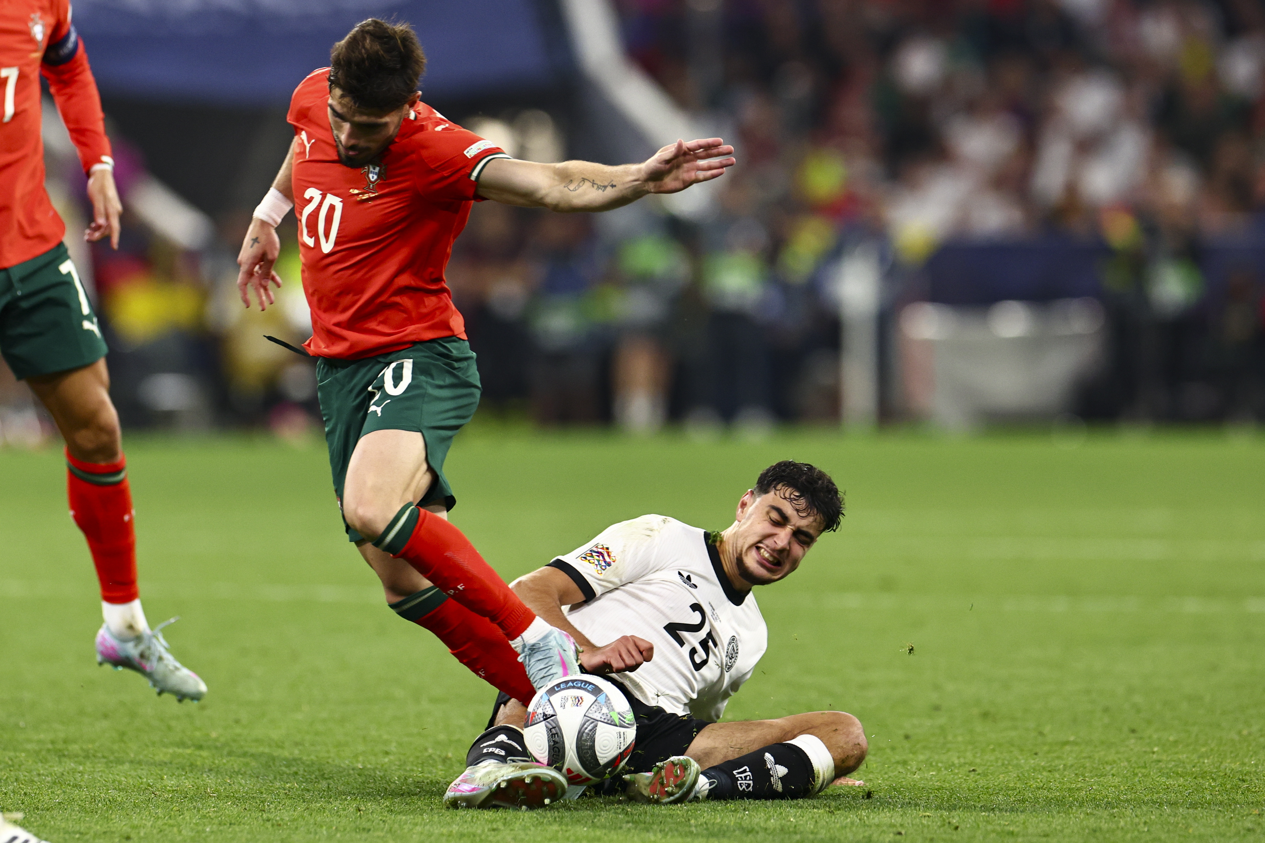 冰岛队遗憾失利，葡萄牙晋级