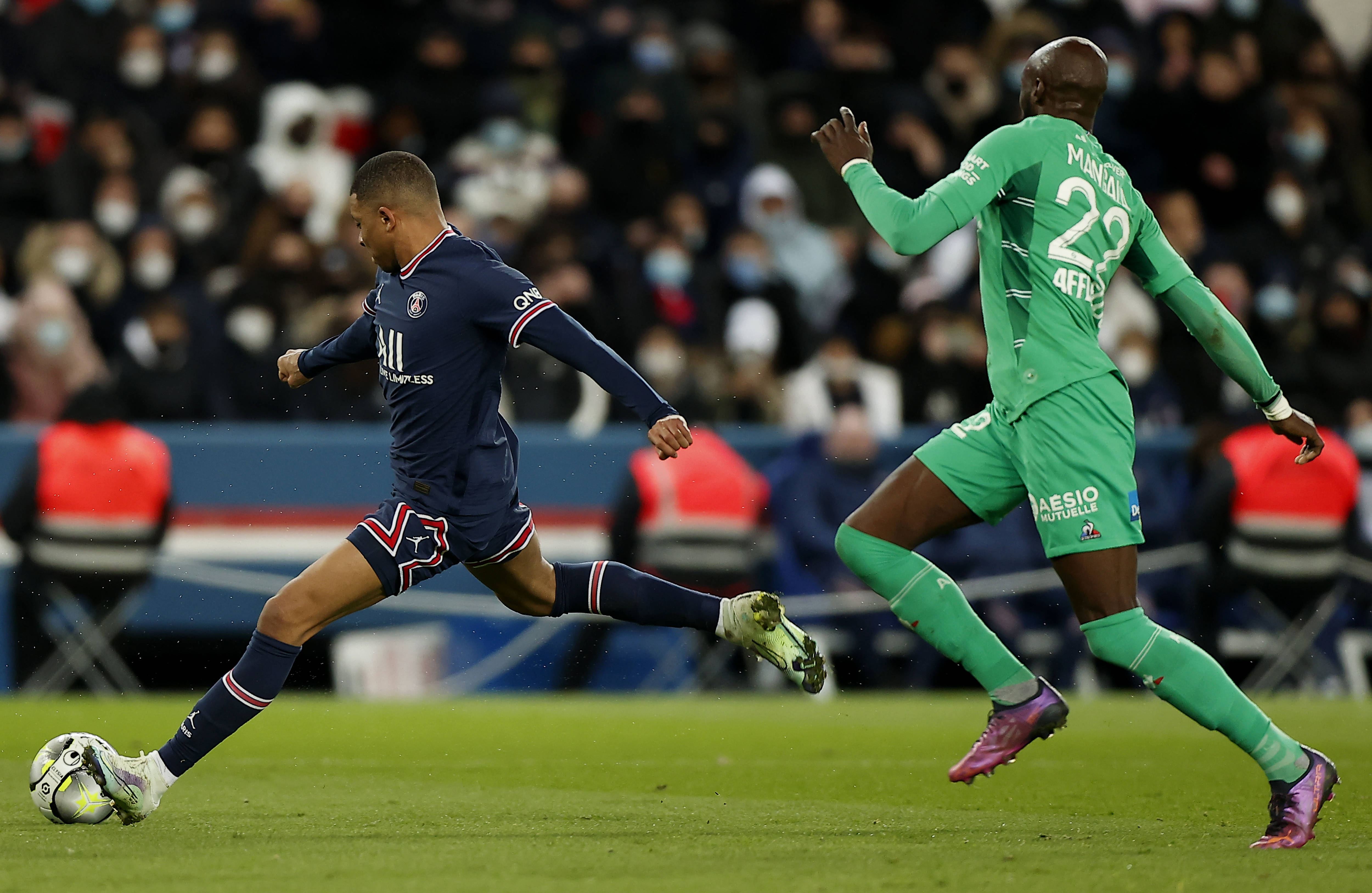 关于法超豪强巴黎圣日耳曼集中训练，备战欧冠联赛的信息