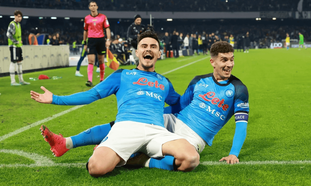 包含那不勒斯球员庆祝进球瞬间，充满团队合作精神的词条