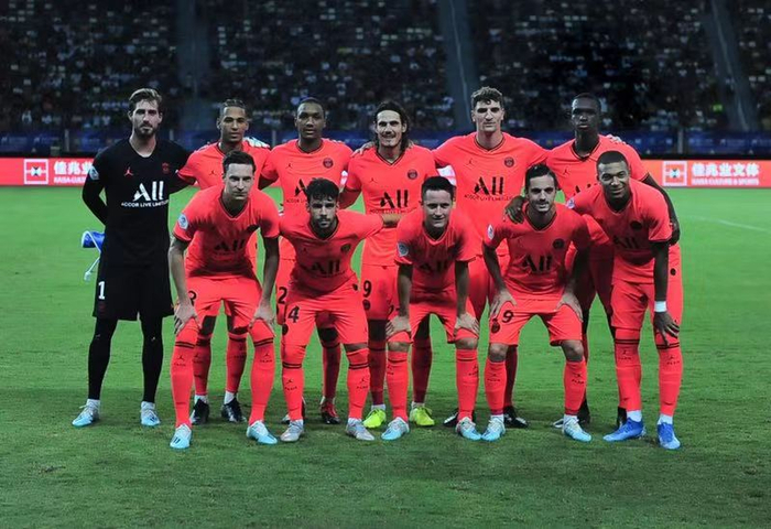 国与国之间的激烈对抗，球员斗志昂扬的简单介绍