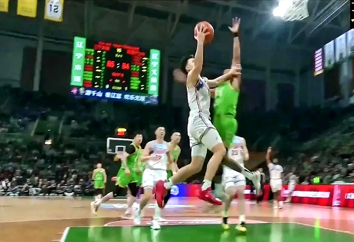 国与国之间的激烈对抗，球员斗志昂扬的简单介绍