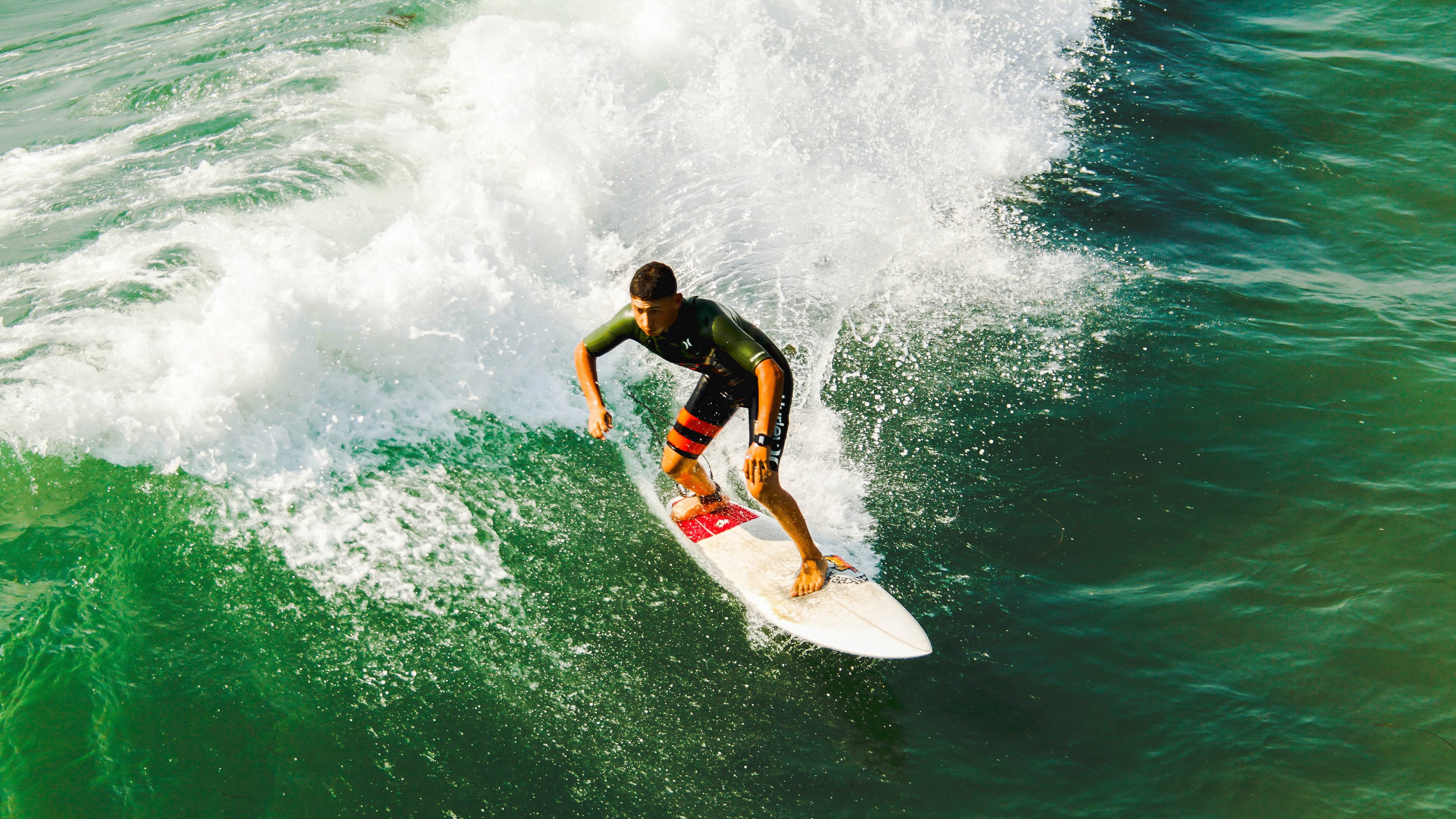 从内马尔爆发到阿尔及利亚碾压雷恩，足球世界中的个体光芒与集体力量